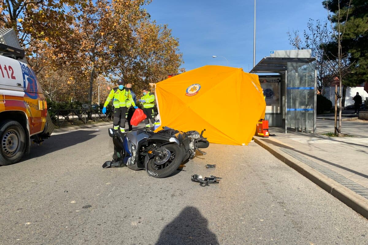 Grave una motorista tras sufrir un accidente en Puente de Vallecas