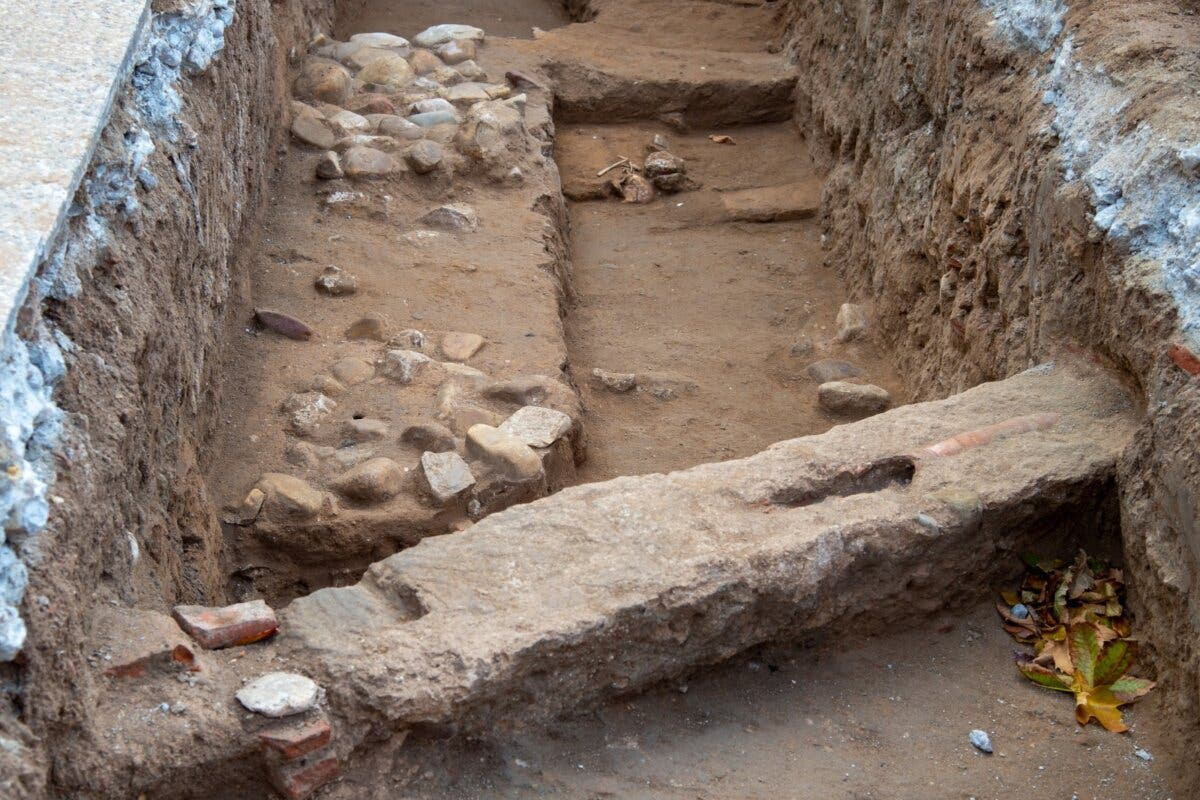 Arrojan un WC portátil en la excavación arqueológica de Alcalá de Henares 