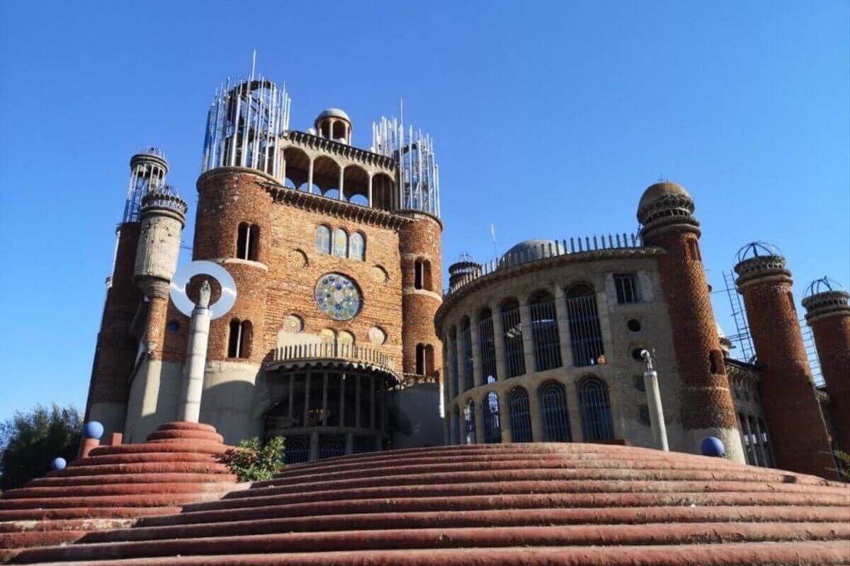 La ONG del Padre Ángel terminará la catedral de Mejorada del Campo tras la muerte de Justo Gallego