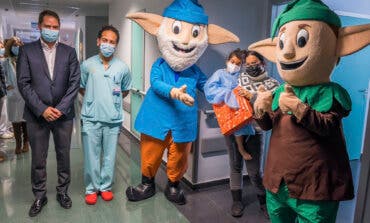 Los Guachis visitan a los niños ingresados en el Hospital de Torrejón