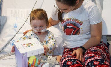 Los niños hospitalizados en Torrejón reciben juguetes de la Asociación de Futbolistas Españoles