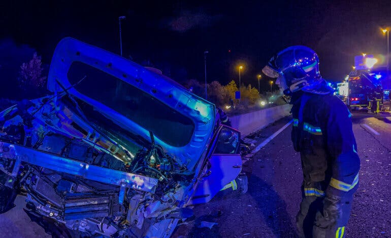 Espectacular accidente con dos jóvenes heridos graves en la M-503