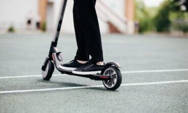 Tráfico prohibirá el patinete eléctrico a menores de 16 años e impondrá el casco obligatorio 