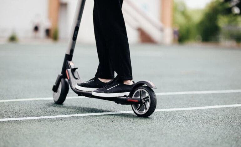 La explosión de un patinete eléctrico derriba un tabique en un piso en Madrid 