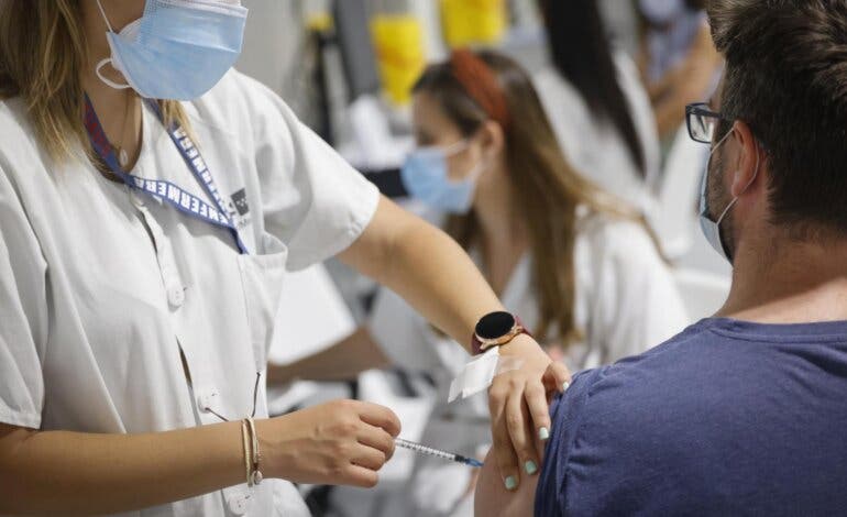 Los contagios e ingresos por ómicron continuarán al alza en Madrid durante dos semanas