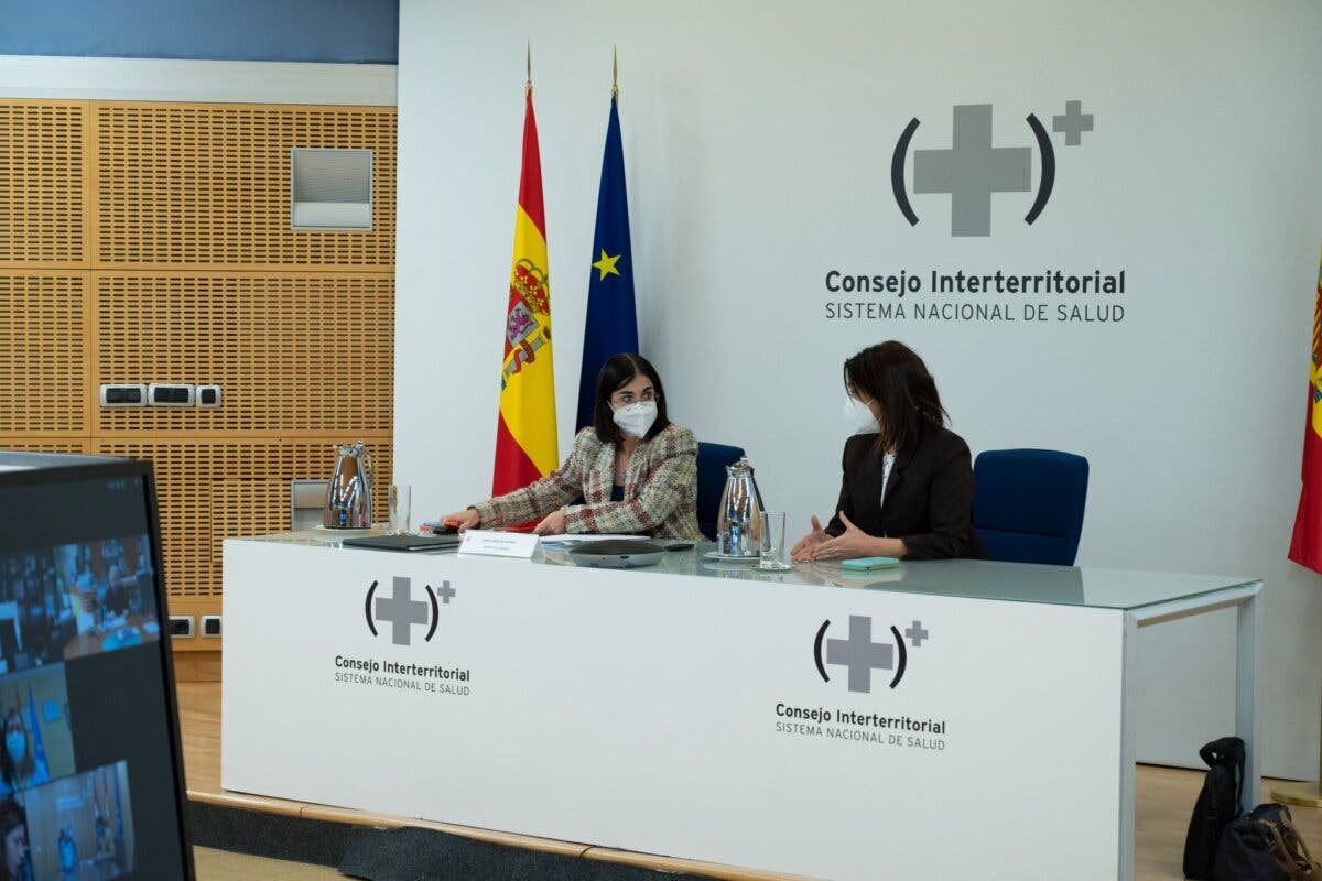 Sanidad descarta por ahora eliminar las mascarillas en exteriores y reducir las cuarentenas