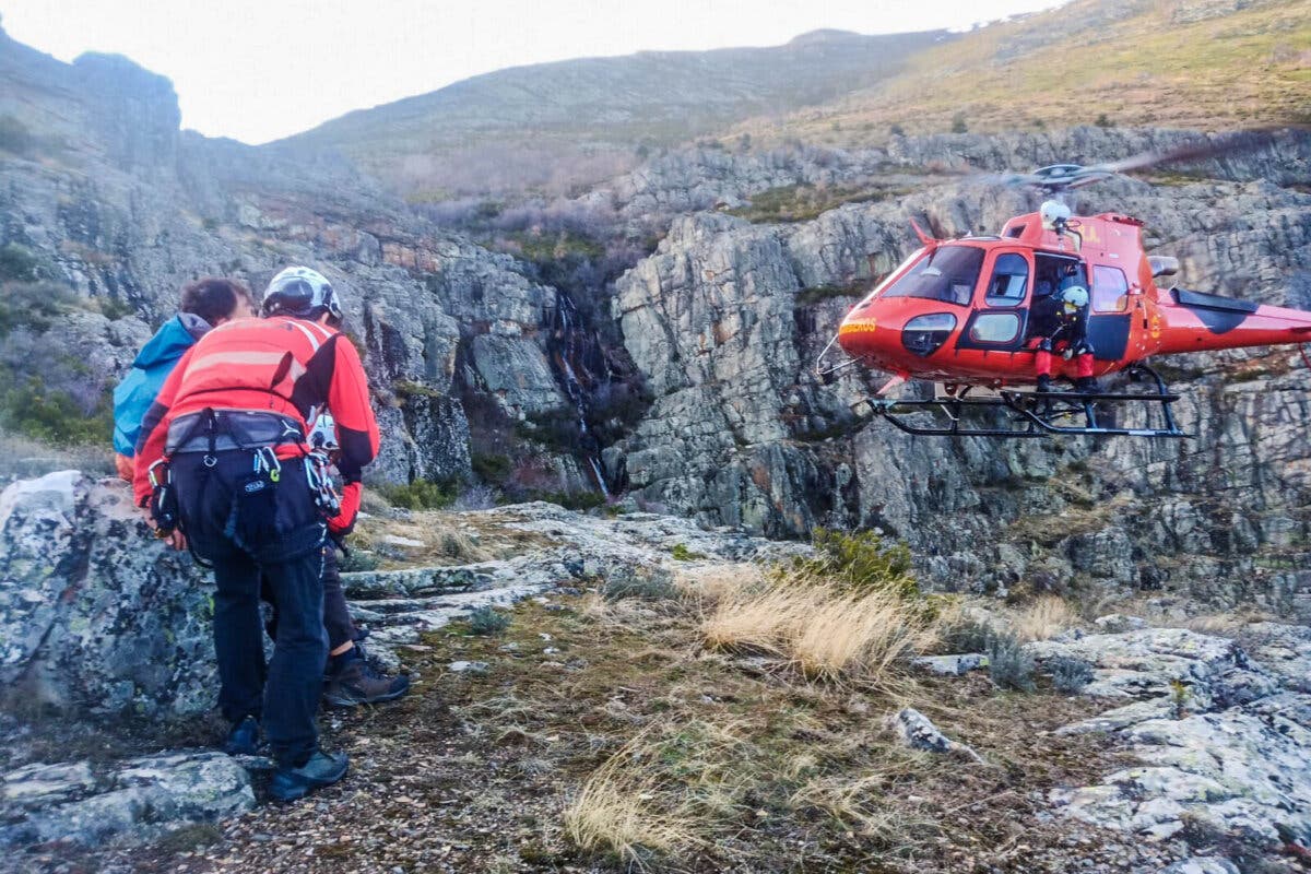 Los Bomberos de Madrid rescatan a un senderista herido en Guadalajara