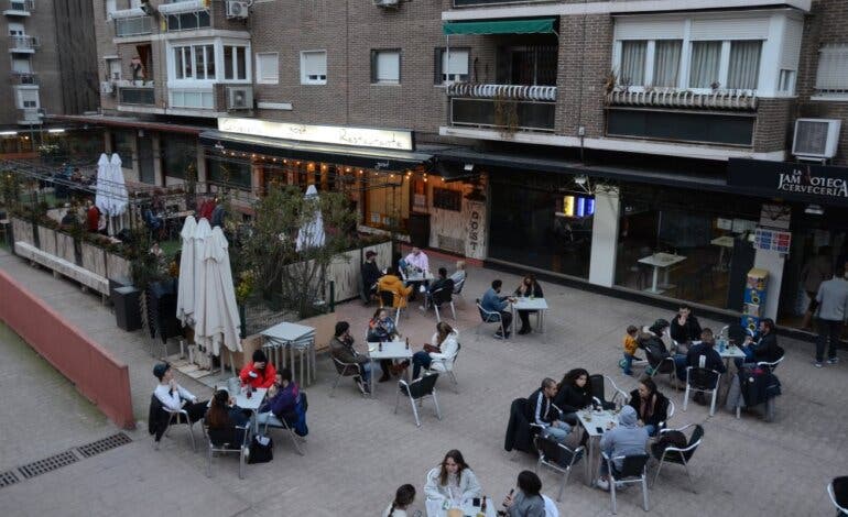 Madrid prepara nueva ordenanza de terrazas que establece zonas saturadas y prohíbe las estufas de gas 