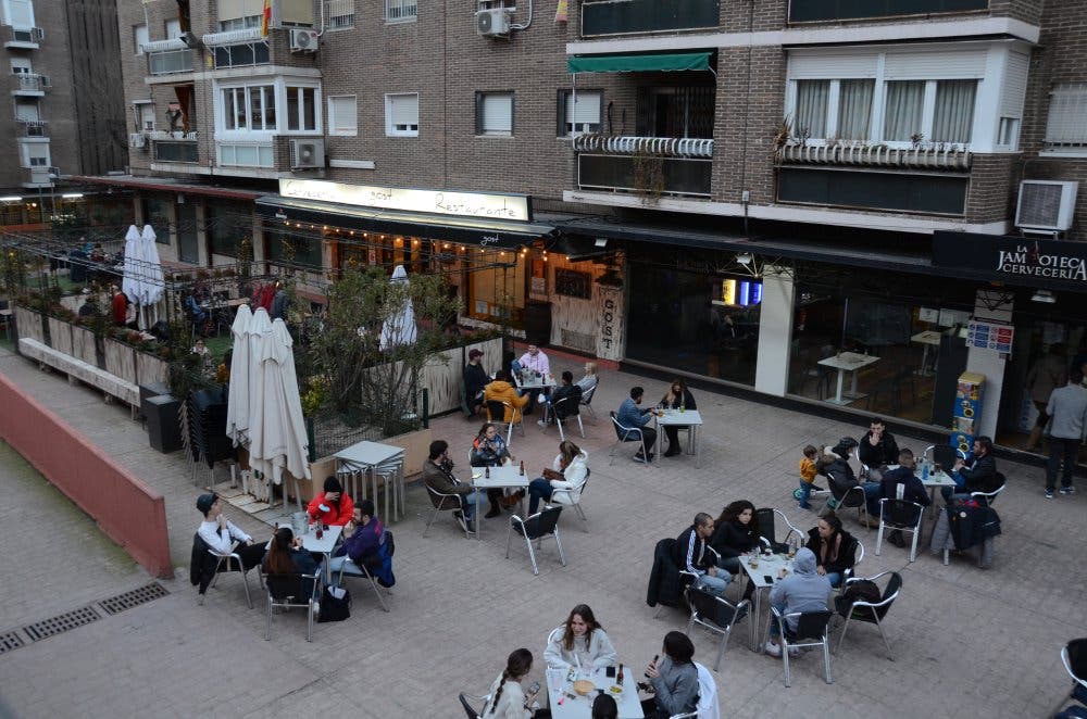 Madrid prepara nueva ordenanza de terrazas que establece zonas saturadas y prohíbe las estufas de gas 