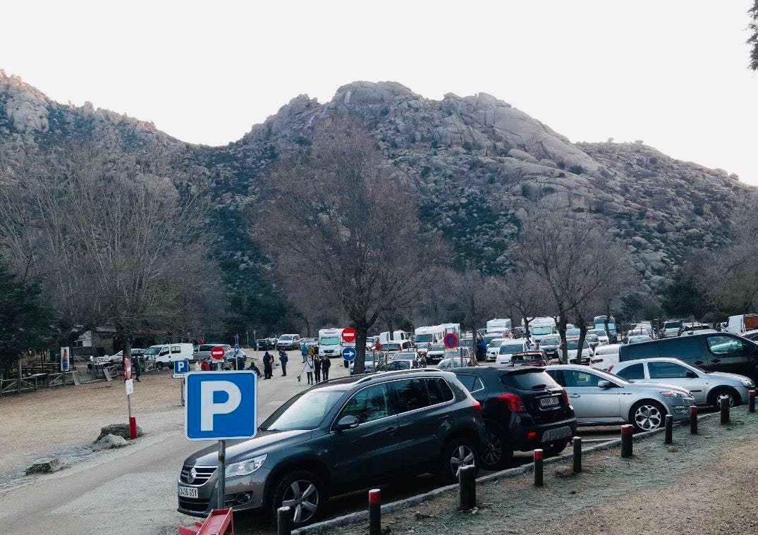 Completos los aparcamientos de Cotos, La Pedriza, La Barranca y Las Dehesas en la Sierra de Madrid 