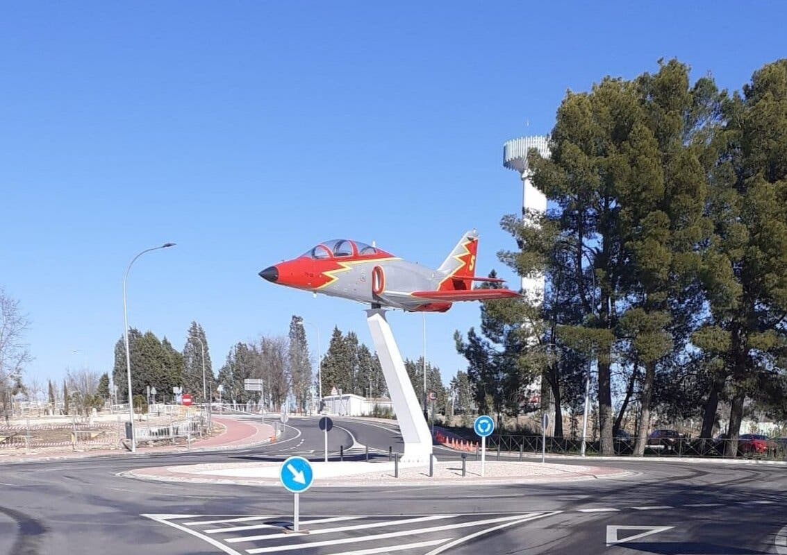 Alcalá de Henares culmina la instalación del avión en Ciudad del Aire 