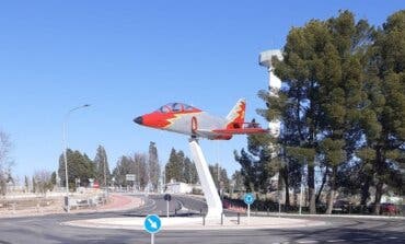 Alcalá de Henares culmina la instalación del avión en Ciudad del Aire 