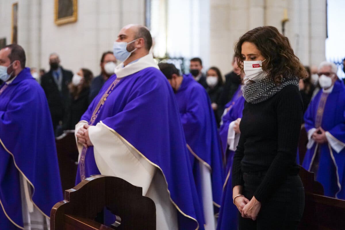 Ayuso asistió a la misa por las víctimas de la explosión en la calle Toledo 