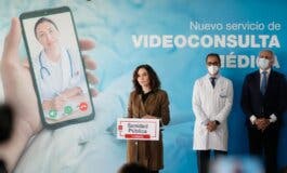 Ayuso presenta en Coslada la consulta médica por videollamada, un servicio pionero en España 