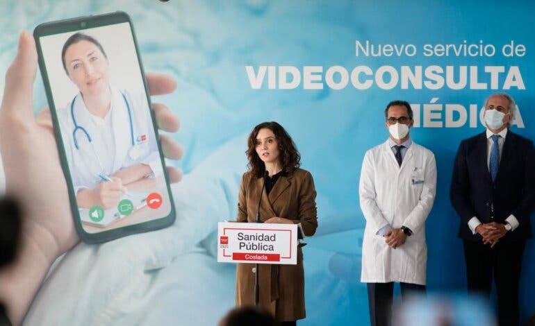 Ayuso presenta en Coslada la consulta médica por videollamada, un servicio pionero en España 