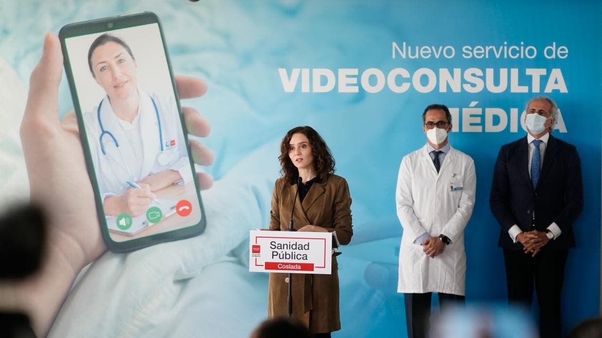 Ayuso presenta en Coslada la consulta médica por videollamada, un servicio pionero en España 