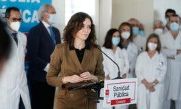 Abucheos e insultos a Ayuso durante su visita al Hospital del Henares en Coslada