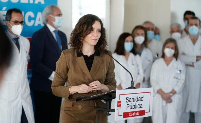 Abucheos e insultos a Ayuso durante su visita al Hospital del Henares en Coslada