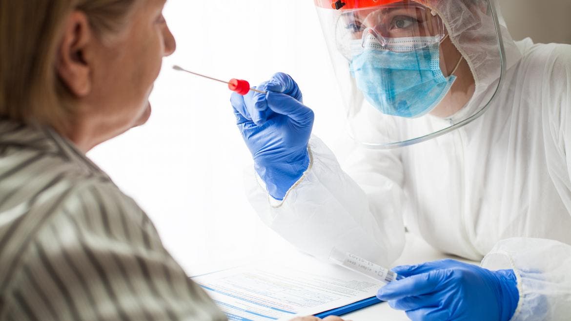 La OMS cree que ómicron puede suponer el final de la pandemia en Europa