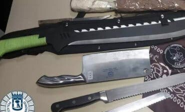Detenido un pandillero por agredir y amenazar con siete machetes a su madre y a su hermano en Madrid 