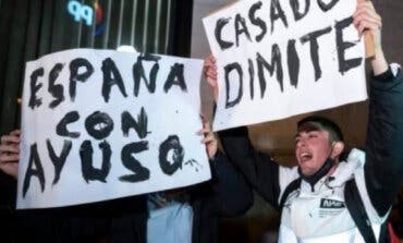 Mariachis y una corona de flores para pedir la dimisión de Casado en una concentración en Génova 