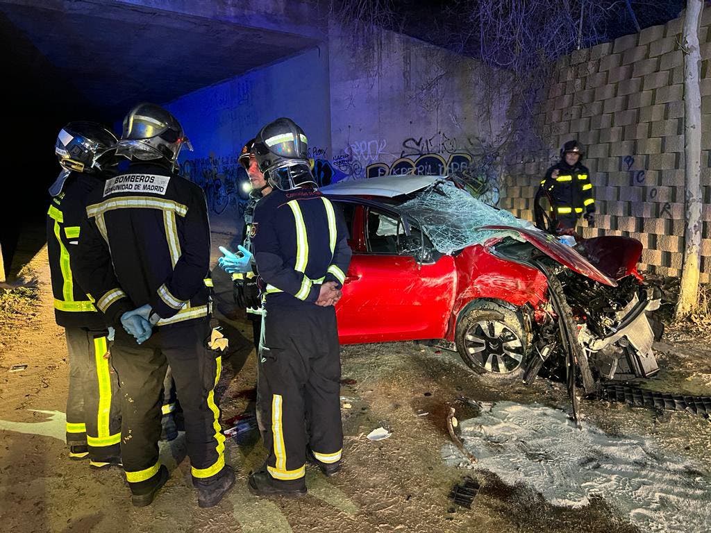 En estado grave una mujer que cayó con su vehículo desde una altura de seis metros en Cobeña