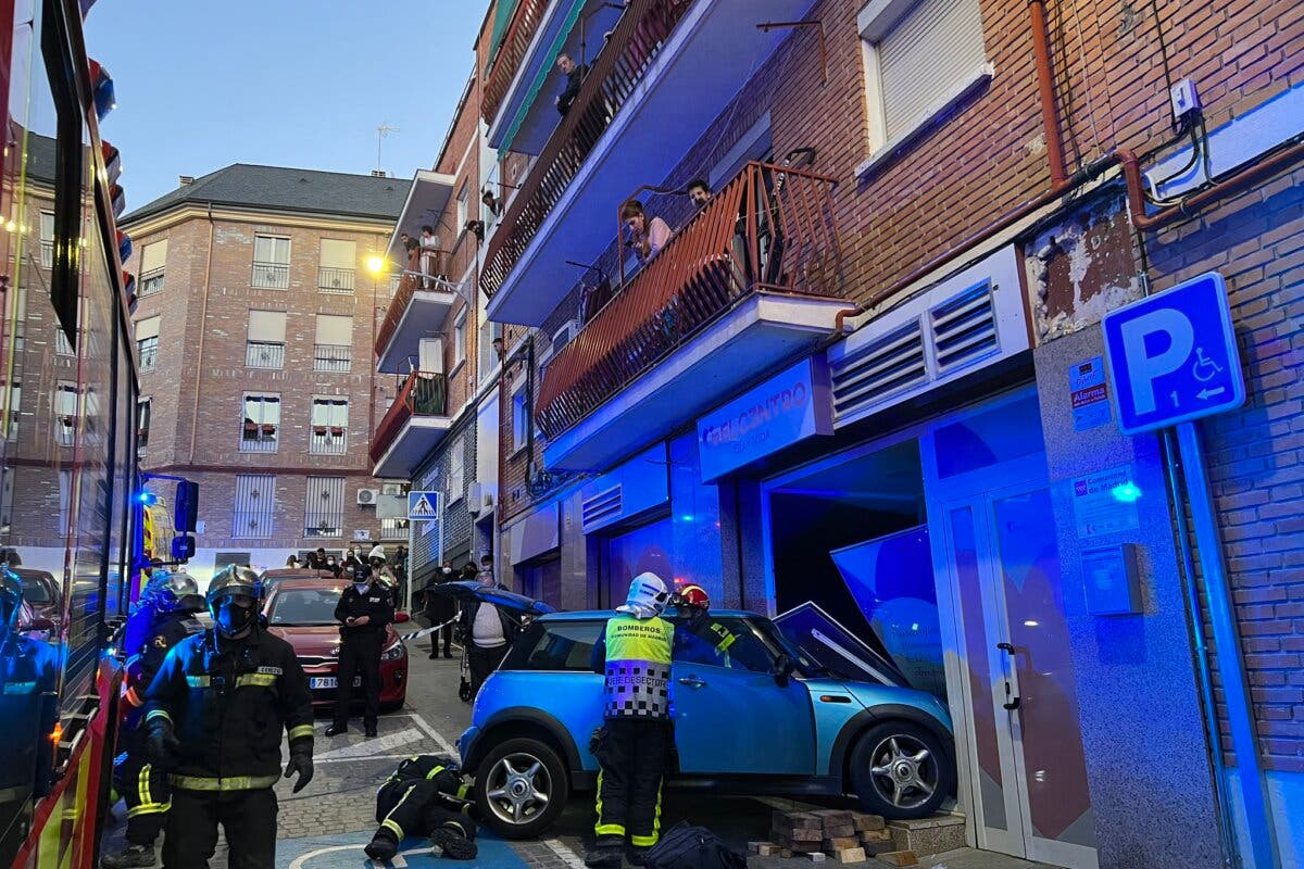 Una conductora de 74 años queda atrapada tras empotrar su coche contra un local comercial en Las Rozas