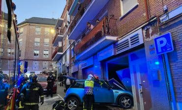 Una conductora de 74 años queda atrapada tras empotrar su coche contra un local comercial en Las Rozas