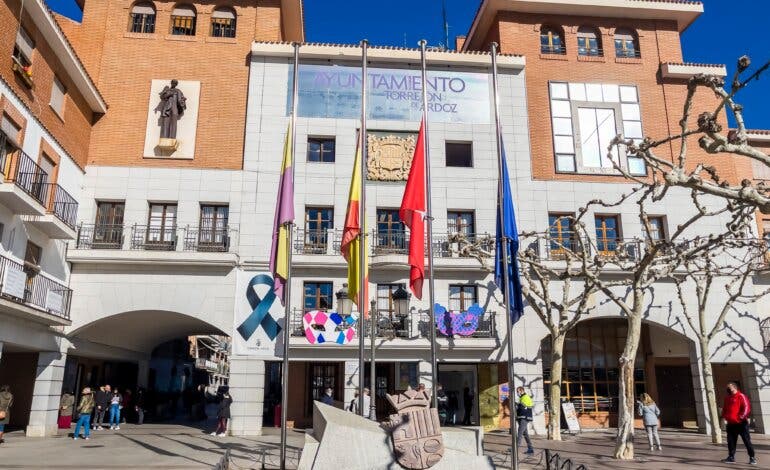 Los ayuntamientos del Henares se suman al luto oficial por los marineros gallegos fallecidos