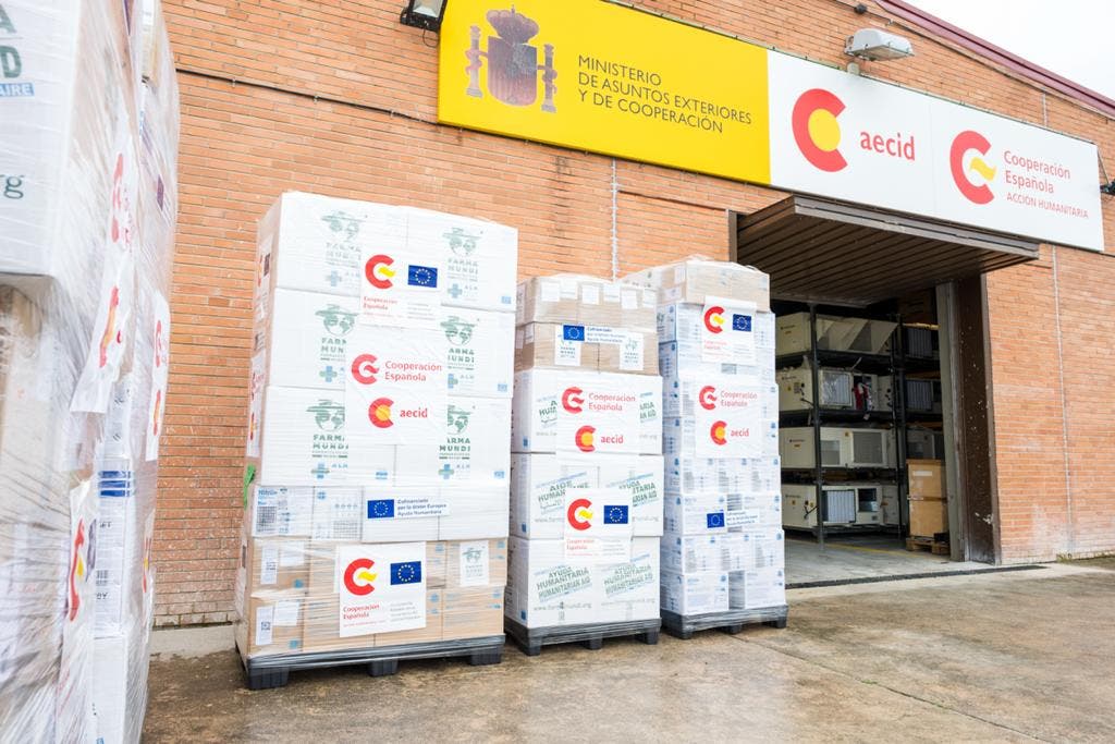 Sánchez envía 20 toneladas de ayuda humanitaria a Ucrania y Ayuso ofrece mil camas del Zendal