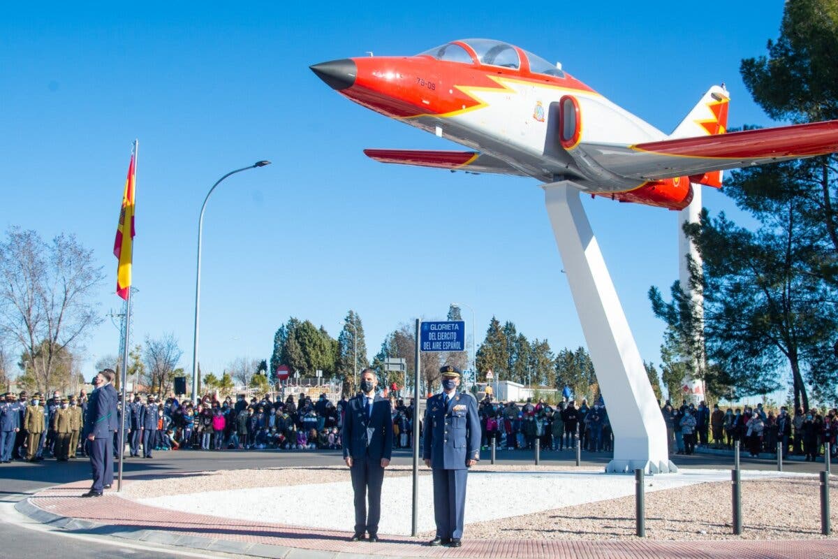 Alcalá de Henares inaugura la glorieta presidida por un avión C-101  