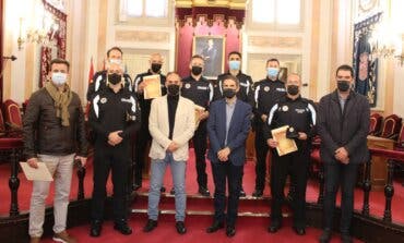 Alcalá de Henares reconoce la labor de los policías que salvaron la vida a una mujer 