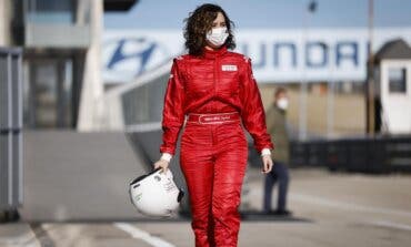 Ayuso se enfunda un traje de piloto para presentar el nuevo Circuito de Madrid Jarama-RACE