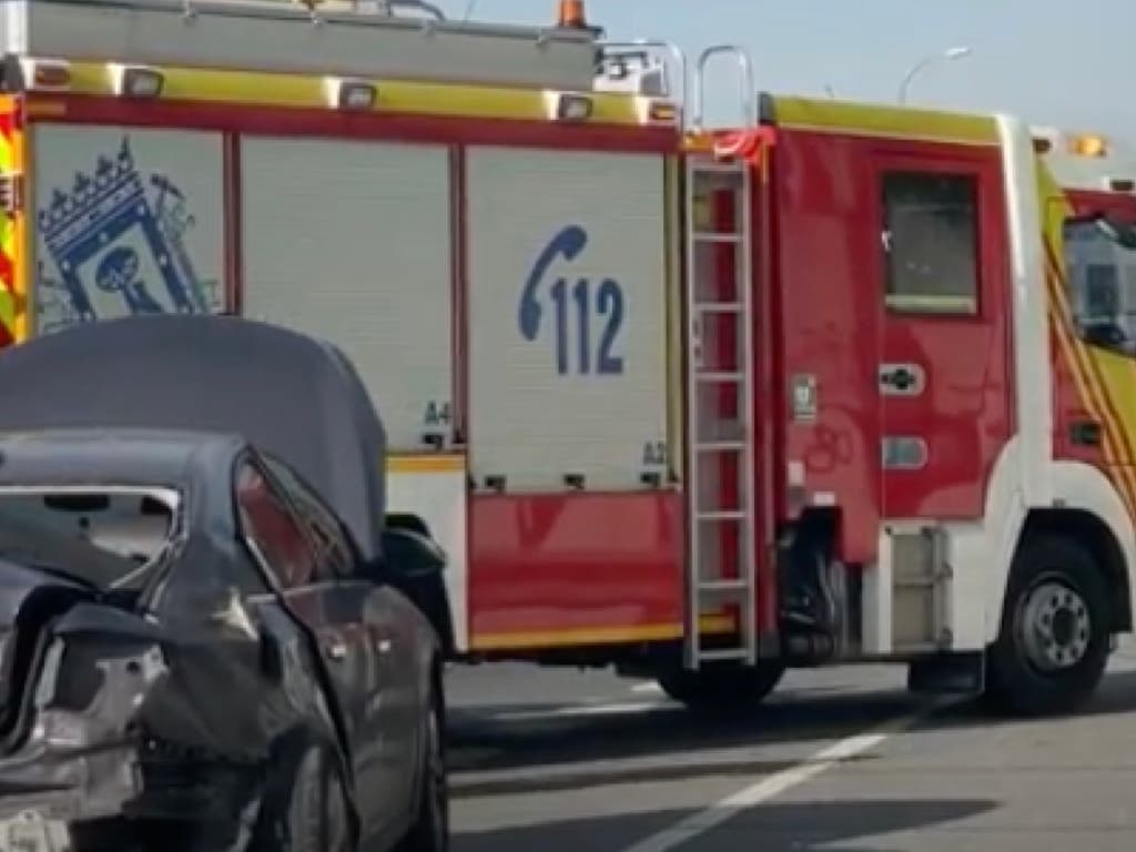 Grave un conductor atrapado tras un accidente en la M-11