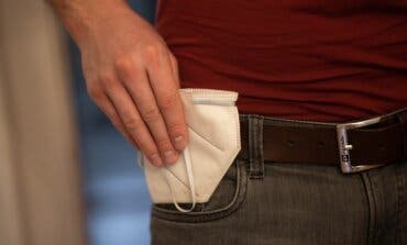Fuera la mascarilla en exteriores, aunque se mantiene en espacios cerrados y se exime en algunos casos