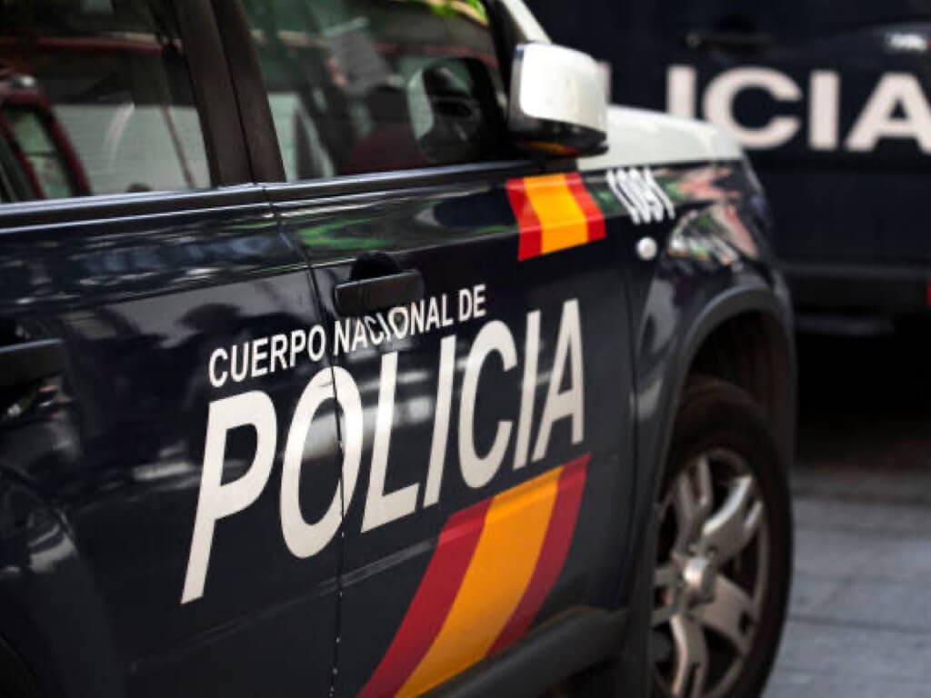 Detenido en Madrid por abandonar a su hijo de tres años en el coche para irse a un puticlub 