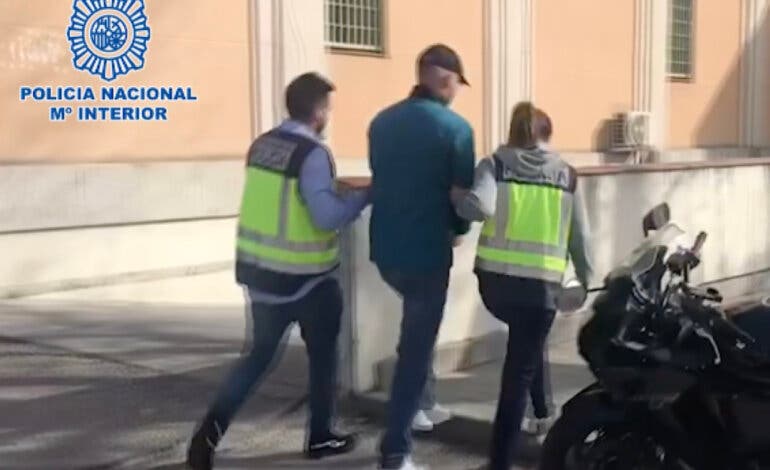 Nuevo golpe a la red que vendía pasaportes covid falsos a famosos, delincuentes, deportistas y antivacunas