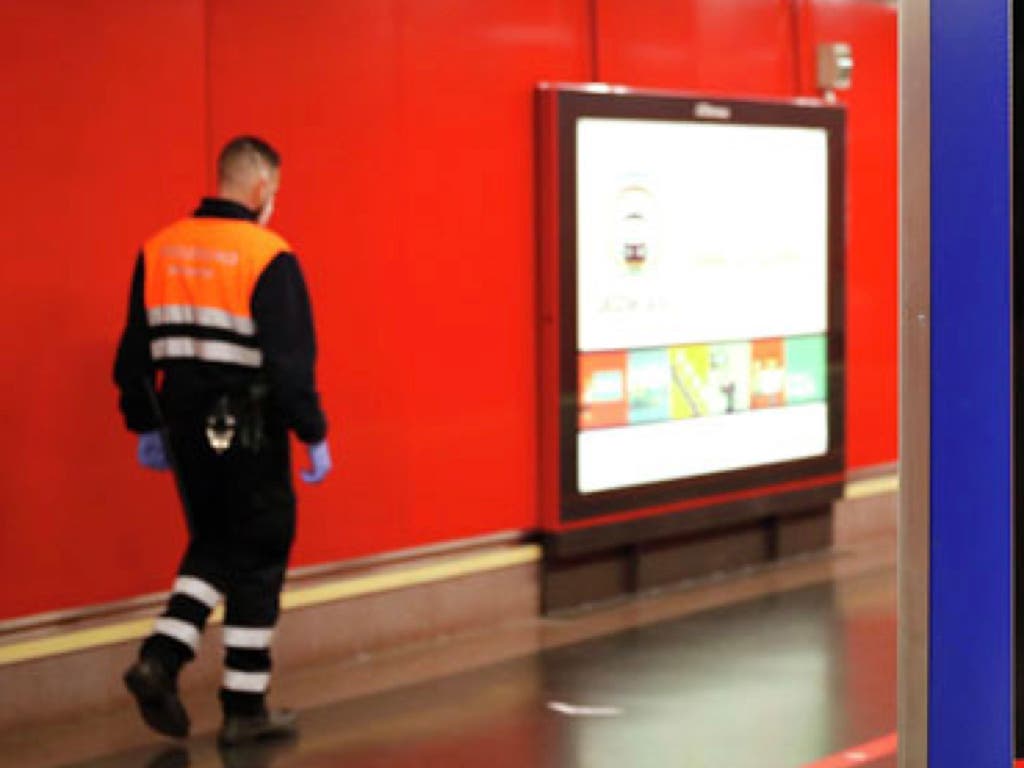 Los vigilantes del Metro de Madrid denuncian sentirse indefensos ante los ataques de bandas latinas 