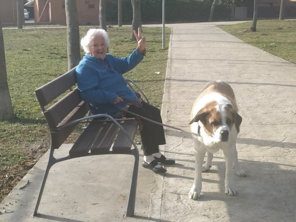Una anciana de Villabilla, feliz porque el Ayuntamiento le ha hecho caso 