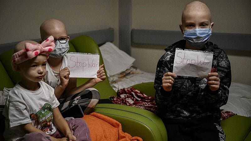 Unos 30 niños con cáncer llegan este viernes a la base aérea de Torrejón desde Ucrania 