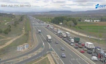 La huelga de transportes provoca retenciones en la A-2 