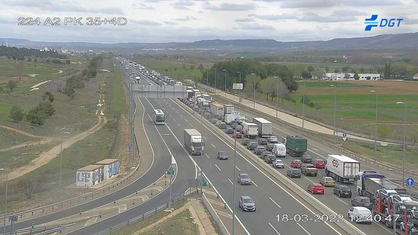 La huelga de transportes provoca retenciones en la A-2 