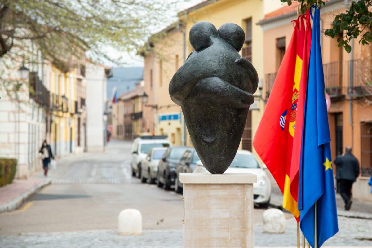 Alcalá de Henares inaugura una escultura en homenaje a las víctimas de la COVID-19