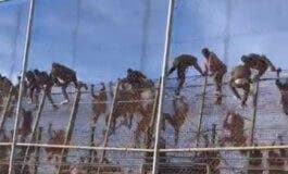 Más de 2.500 inmigrantes intentan entrar en Melilla en el salto más numeroso en años
