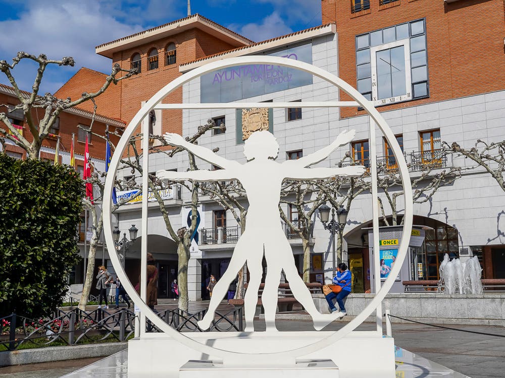 La Plaza Mayor de Torrejón acoge una exposición interactiva sobre Leonardo da Vinci