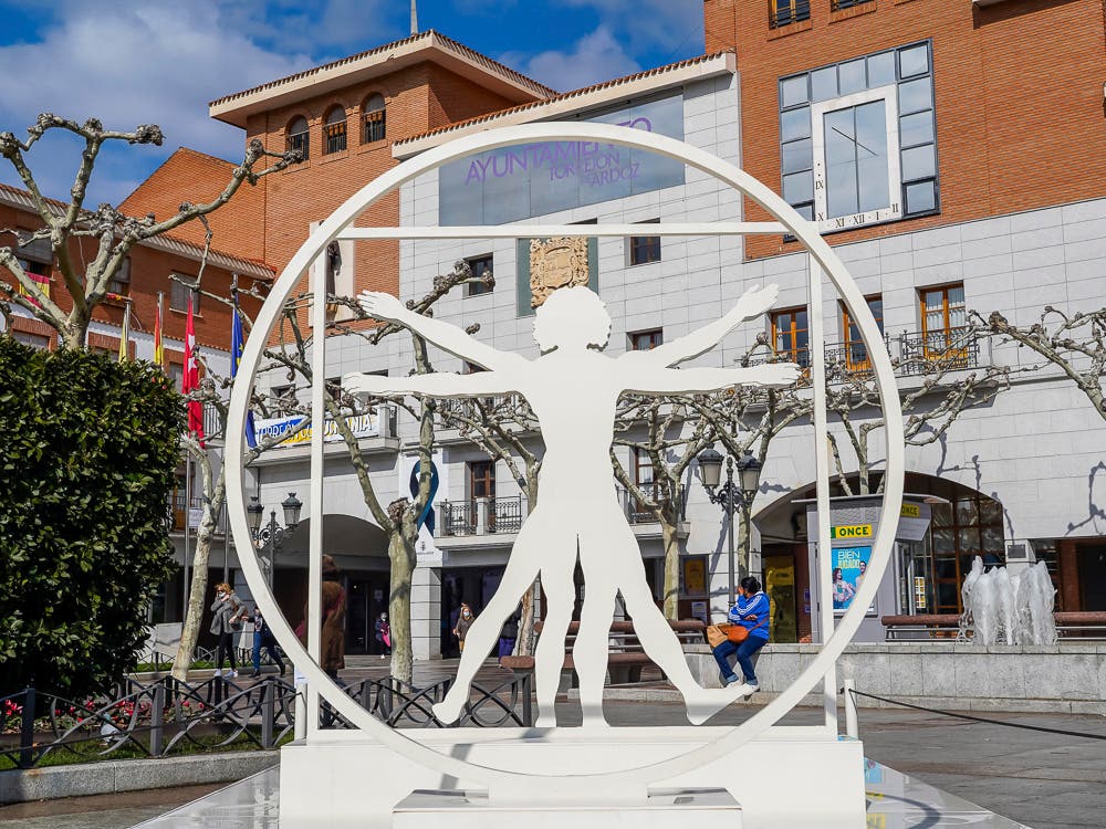 La Plaza Mayor de Torrejón acoge una exposición interactiva sobre Leonardo da Vinci