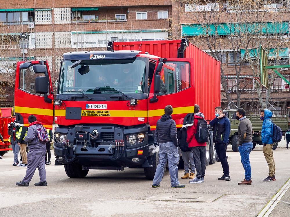 La UME visita el IES Isaac Peral de Torrejón de Ardoz