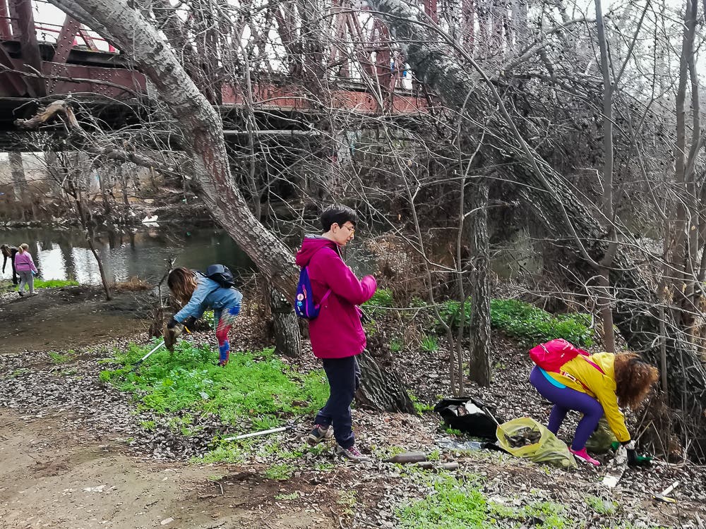Voluntarios de Torrejón extrajeron más de 500 kilos de basura en la ribera del río Henares