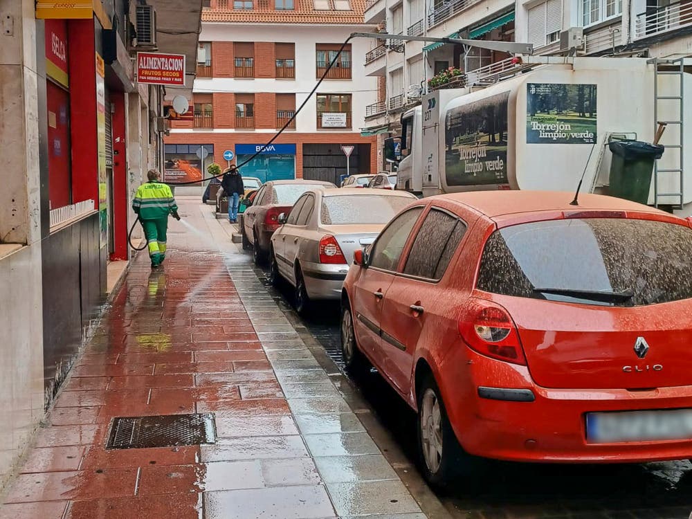 Torrejón de Ardoz despliega un dispositivo especial de limpieza por la calima 