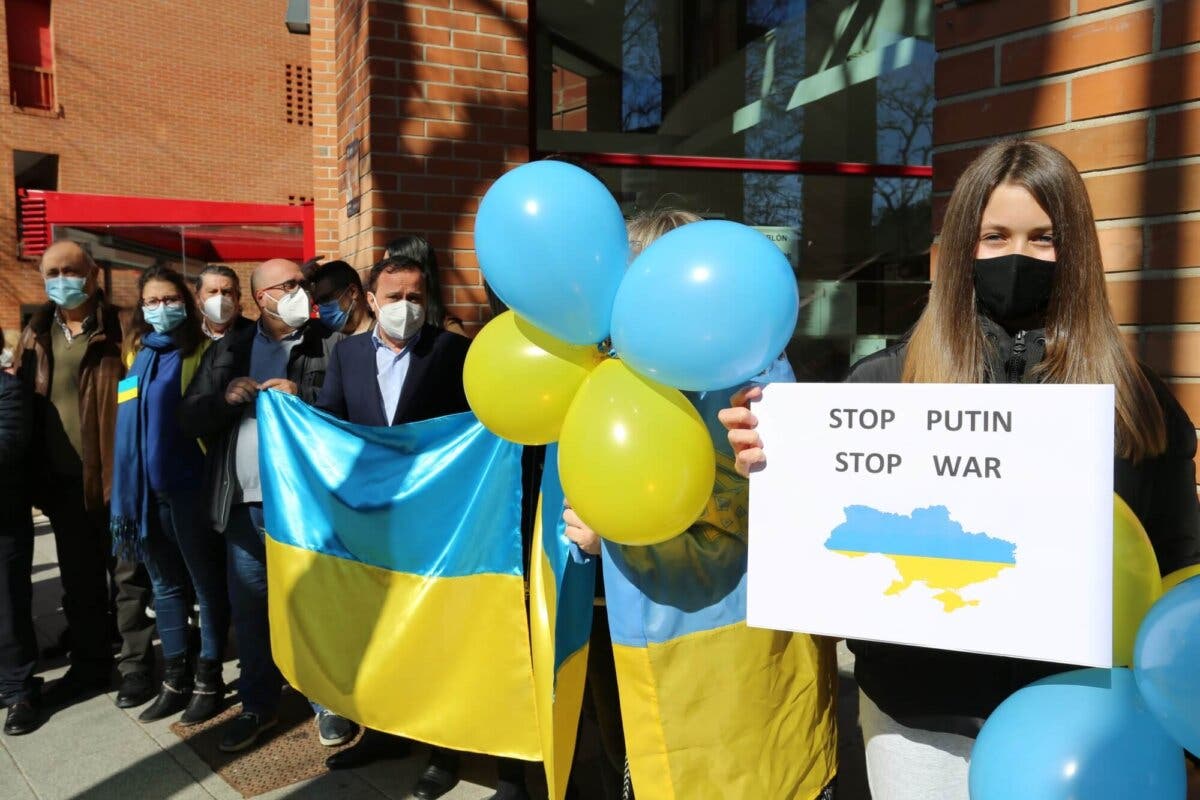 Vecinos de Coslada se concentran en apoyo de Ucrania ante la invasión rusa 